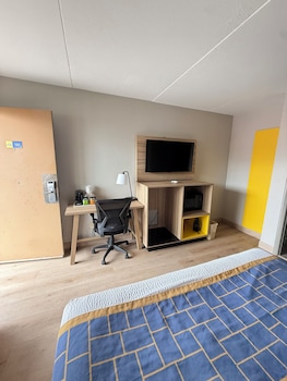 Room, 1 King Bed, Accessible, Non Smoking (Bathtub w/ Grab Bars)