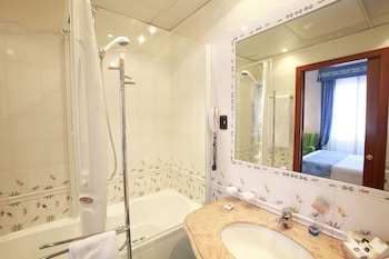 Basic Double Room Single Use, 1 Queen Bed, Non Smoking