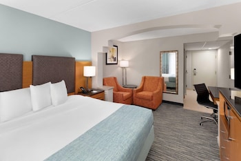 Suite, 1 King Bed, Accessible, Non Smoking (Bathtub)