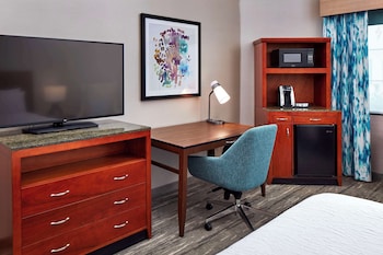 Premium Room, 1 King Bed, Poolside
