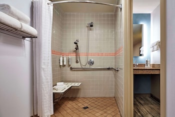 Room, 2 Queen Beds, Accessible (Roll-In Shower)