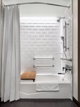 Room, 1 Double Bed (Mobility/Hearing Accessible, Tub)