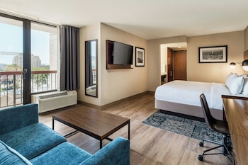 Deluxe Room, 1 King Bed, Hearing Accessible, Balcony (Mobility Accessible with Bathtub)