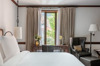 Grand Room, 1 King Bed (Fireplace)