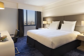 Classic Family Room, 2 adjoining bedrooms, 1 queen-size bed, 2 single beds