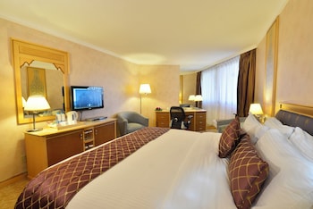 Classic Room, 1 King Bed, Club Lounge Access
