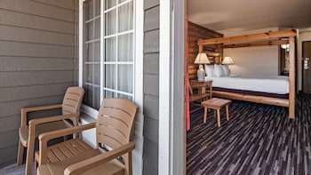 Standard Room, 1 Queen Bed, Non Smoking, Refrigerator & Microwave