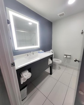 Deluxe Room, 1 King Bed, Smoking, Refrigerator & Microwave