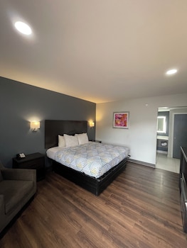 Standard Room, 1 King Bed, Accessible, Non Smoking