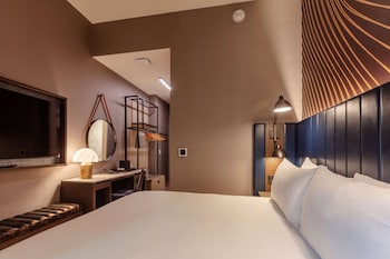 1 King Bed Deluxe Skyline View