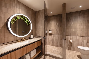 Suite, 1 King Bed, Corner (Themed, Skyline)