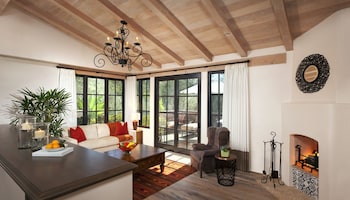 Suite, 1 King Bed (Olive Grove)