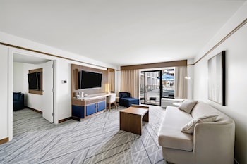 Suite, 1 King Bed, Patio, Poolside
