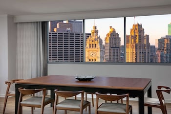 Suite, 1 King Bed (Skyline)
