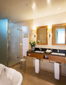 Executive Suite, Lake View