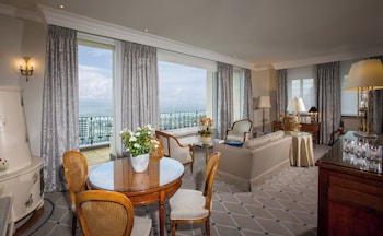 Executive Suite, Lake View