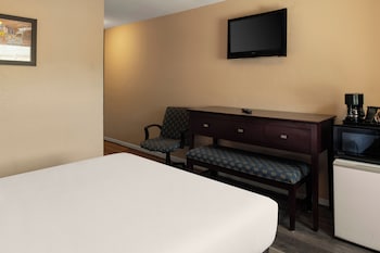 Standard Room, 1 Queen Bed