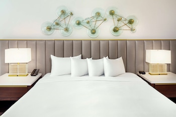 Room, 1 King Bed with Sofa bed, Partial Ocean View (Hearing)