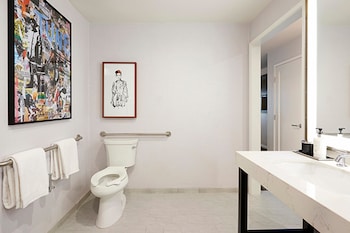 Premier Suite, 1 King Bed, Mobility Accessible