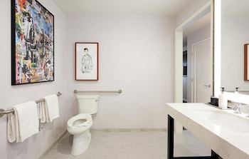 Deluxe Studio Suite, 1 King Bed, Mobility Accessible