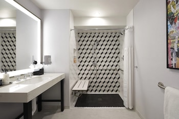 Premier Suite, 1 King Bed, Mobility Accessible