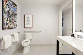 Deluxe Studio Suite, 1 King Bed, Mobility Accessible