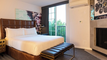 Deluxe Studio Suite, 1 King Bed, Mobility Accessible