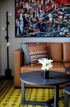 Deluxe Queen Suite