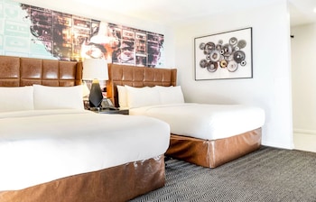 Signature Suite, 2 Queen Beds, Mobility Accessible