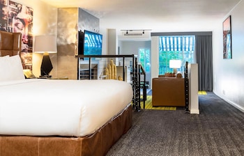 Premier Suite, 1 King Bed, Mobility Accessible