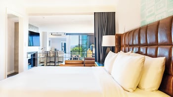 Signature King Suite, City View & Balcony