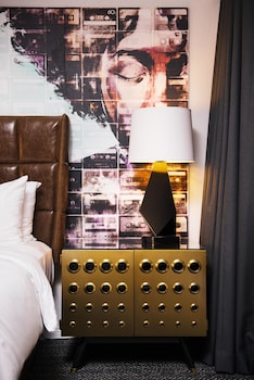 Deluxe Queen Suite