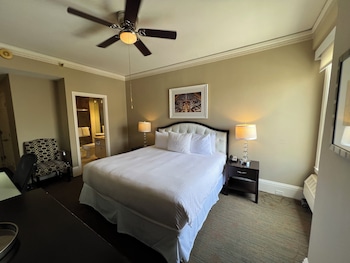 Royal Room, 1 King Bed (Court)