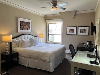 Royal Room, 1 King Bed (Court)