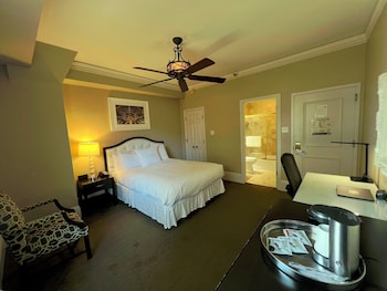 Royal Room, 1 Queen Bed (Court)