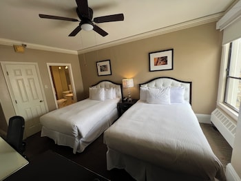 Royal Room, 2 Double Beds (Court)