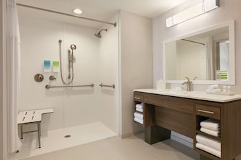 Suite, 1 Queen Bed, Accessible (Mobility & Hearing, Roll-in Shower)