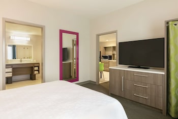 Suite, 1 Queen Bed, Accessible (Mobility & Hearing, Roll-in Shower)