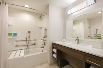 Studio, 1 Queen Bed, Accessible, Bathtub (Mobility & Hearing)