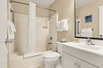Deluxe Room, 3 Queen Beds
