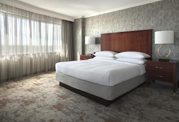 Suite, 1 King Bed with Sofa bed, Mobility Accessible, Corner (Roll-In Shower, 2 Rooms)