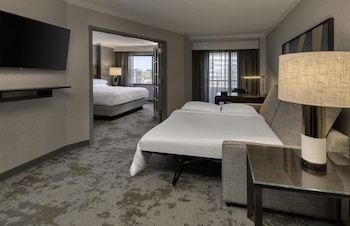 Suite, 1 King Bed, Hearing Accessible (Hearing)