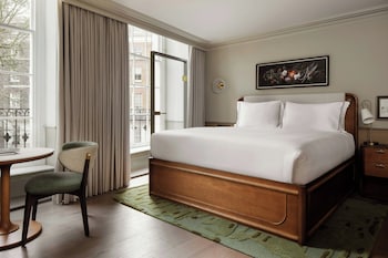 Suite, 1 King Bed with Sofa bed, Smoking