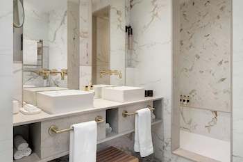 Parlour Suite, 1 King (Previous Royal Suite)