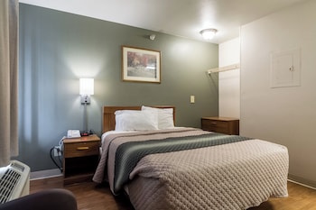 Studio, 1 Queen Bed, Accessible, Non Smoking (Roll-In Shower)