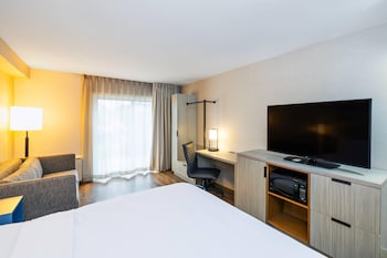 Room, 1 King Bed, Non Smoking (Upper Floor, Stair Access Only)