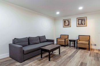 Suite, 1 King Bed, Non Smoking, Refrigerator (Living Room)