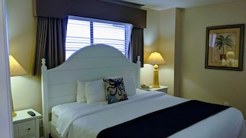 Traditional Suite, 1 King Bed with Sofa bed