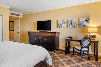 Deluxe Room, 1 King Bed, Accessible (Roll-In-Shower)