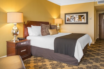 Premier Room, 1 King Bed, Pool View (Signature)